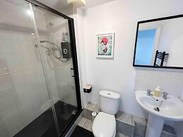 1-bed Apartment in Greater London Next to Station