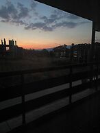 1 Bed Homey Two Floor Apartment - 200mbps Wi-fi!