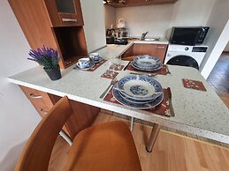 1 Bed Homey Two Floor Apartment - 200mbps Wi-fi!