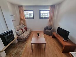 1 Bed Homey Two Floor Apartment - 200mbps Wi-fi!