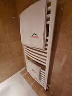 1 Bed Homey Two Floor Apartment - 200mbps Wi-fi!