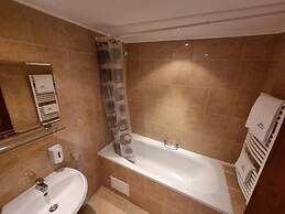 1 Bed Homey Two Floor Apartment - 200mbps Wi-fi!