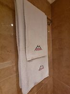 1 Bed Homey Two Floor Apartment - 200mbps Wi-fi!