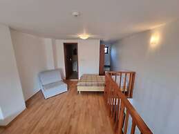 1 Bed Homey Two Floor Apartment - 200mbps Wi-fi!