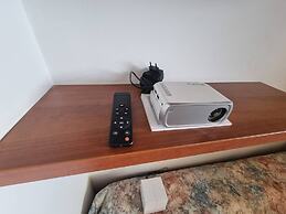 1 Bed Homey Two Floor Apartment - 200mbps Wi-fi!