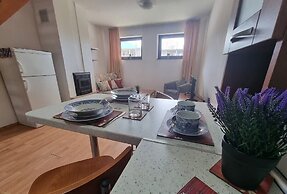 1 Bed Homey Two Floor Apartment - 200mbps Wi-fi!
