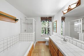 Paradise Pines 3BR Secluded Cabin Minutes in Tahoe Donner!