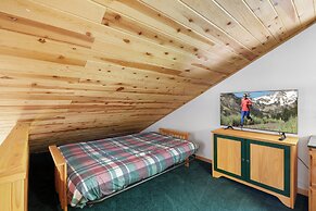 Paradise Pines 3BR Secluded Cabin Minutes in Tahoe Donner!