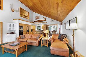 Paradise Pines 3BR Secluded Cabin Minutes in Tahoe Donner!