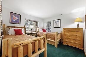 Paradise Pines 3BR Secluded Cabin Minutes in Tahoe Donner!