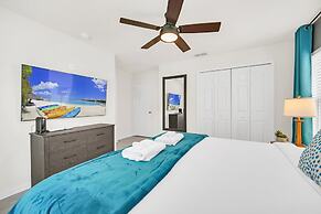 Lake View Getaway: Pool, Game Room, Theming!