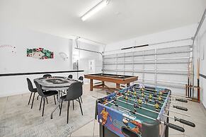 Lake View Getaway: Pool, Game Room, Theming!