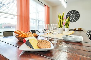 Lake View Getaway: Pool, Game Room, Theming!