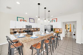 Lake View Getaway: Pool, Game Room, Theming!