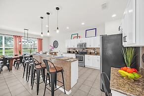 Lake View Getaway: Pool, Game Room, Theming!