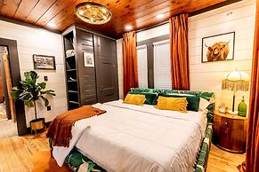 Best Location in Downtown NB Golf Cart Included!