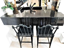 The Desert Pearl - Private Pool & Spa!