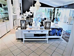 The Desert Pearl - Private Pool & Spa!