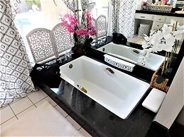 The Desert Pearl - Private Pool & Spa!