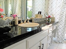 The Desert Pearl - Private Pool & Spa!