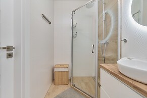 Blue Sky Apartment by Renters