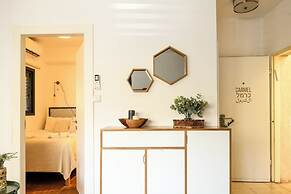 The Carmel House Apt hotel By Sea N Rent