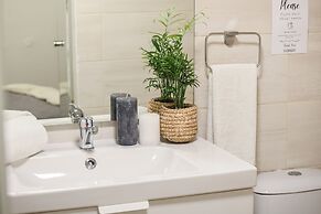 The Carmel House Apt hotel By Sea N Rent