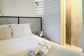 The Carmel House Apt hotel By Sea N Rent