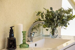 The Carmel House Apt hotel By Sea N Rent