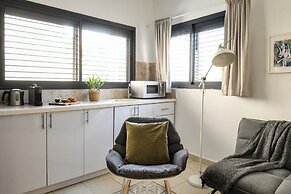 The Carmel House Apt hotel By Sea N Rent