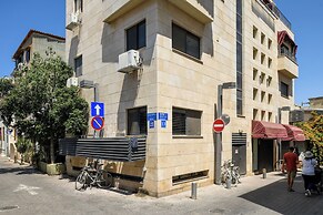 The Carmel House Apt hotel By Sea N Rent