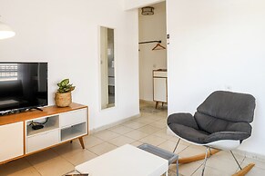 The Carmel House Apt hotel By Sea N Rent