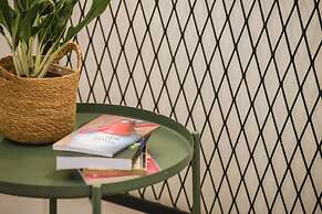 The Carmel House Apt hotel By Sea N Rent