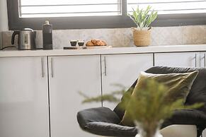 The Carmel House Apt hotel By Sea N Rent