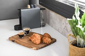 The Carmel House Apt hotel By Sea N Rent