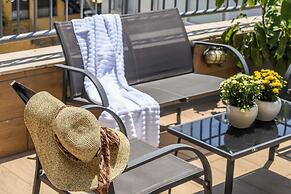 The Carmel House Apt hotel By Sea N Rent