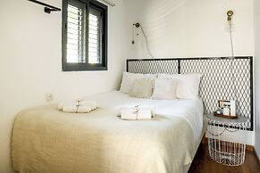 The Carmel House Apt hotel By Sea N Rent