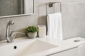 The Carmel House Apt hotel By Sea N Rent