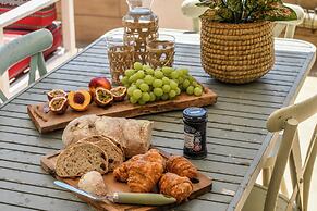 The Carmel House Apt hotel By Sea N Rent