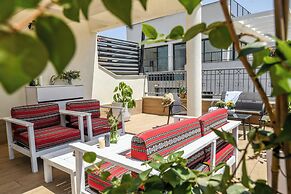 The Carmel House Apt hotel By Sea N Rent