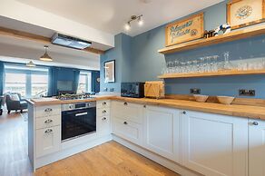 Shorefront Apartment - Sea View With 3 Bedrooms