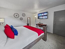 Hidden Haven At Apache Trail! 4 Bedroom Townhouse by RedAwning