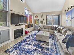 Hidden Haven At Apache Trail! 4 Bedroom Townhouse by RedAwning