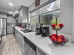 Hidden Haven At Apache Trail! 4 Bedroom Townhouse by RedAwning