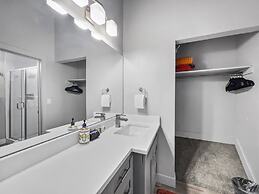 Hidden Haven At Apache Trail! 4 Bedroom Townhouse by RedAwning