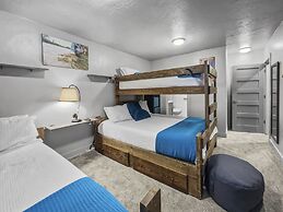 Hidden Haven At Apache Trail! 4 Bedroom Townhouse by RedAwning