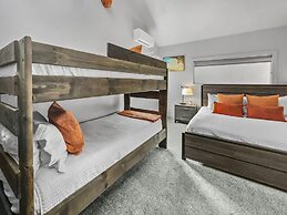 Hidden Haven At Apache Trail! 4 Bedroom Townhouse by RedAwning