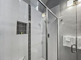 Hidden Haven At Apache Trail! 4 Bedroom Townhouse by RedAwning