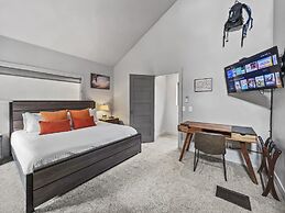 Hidden Haven At Apache Trail! 4 Bedroom Townhouse by RedAwning