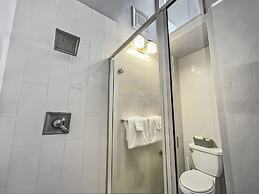 Hidden Haven At Apache Trail! 4 Bedroom Townhouse by RedAwning